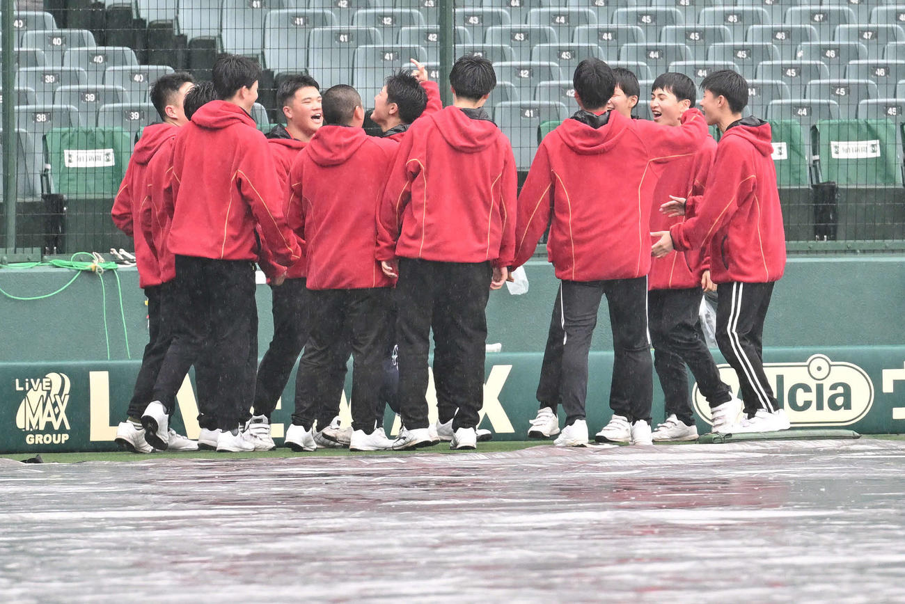 甲子園を訪れ声出しをする能登地方加盟校の部員たち（撮影・滝沢徹郎）