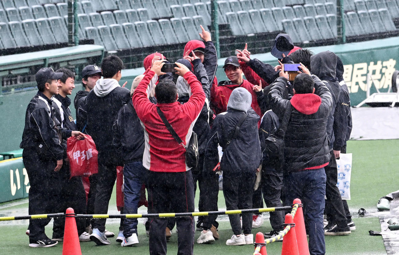 甲子園を訪れ声出しをする能登地方加盟校の部員たち（撮影・滝沢徹郎）