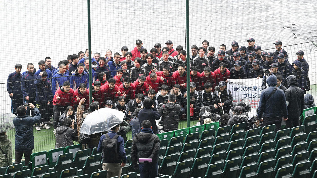甲子園を訪れ記念撮影する能登地方加盟校の部員たち（撮影・滝沢徹郎）