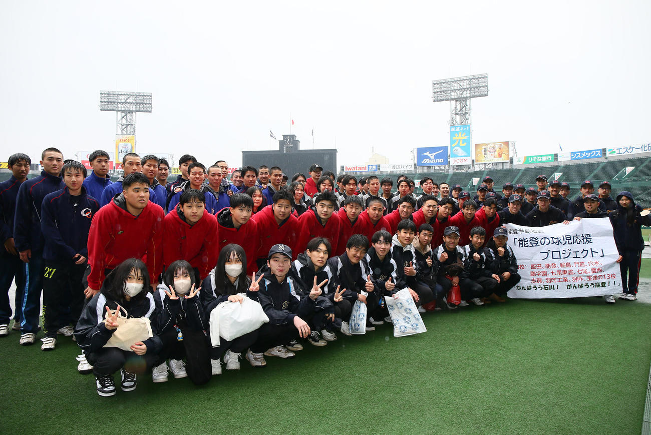 甲子園で記念撮影する能登地方加盟校の部員たち（撮影・上山淳一）