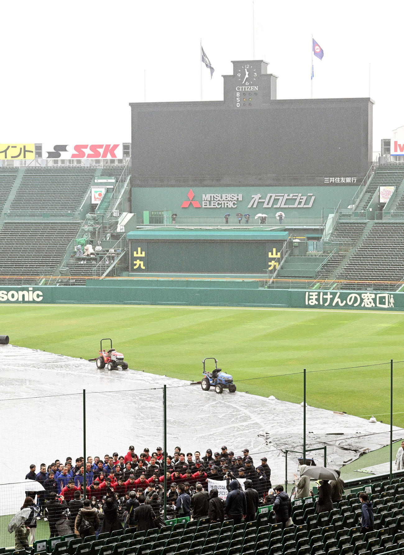 甲子園を訪れ記念撮影する能登地方加盟校の部員たち（撮影・滝沢徹郎）