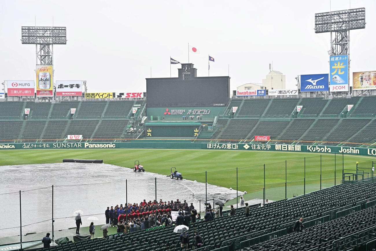 甲子園を訪れ記念撮影する能登地方加盟校の部員たち（撮影・滝沢徹郎）