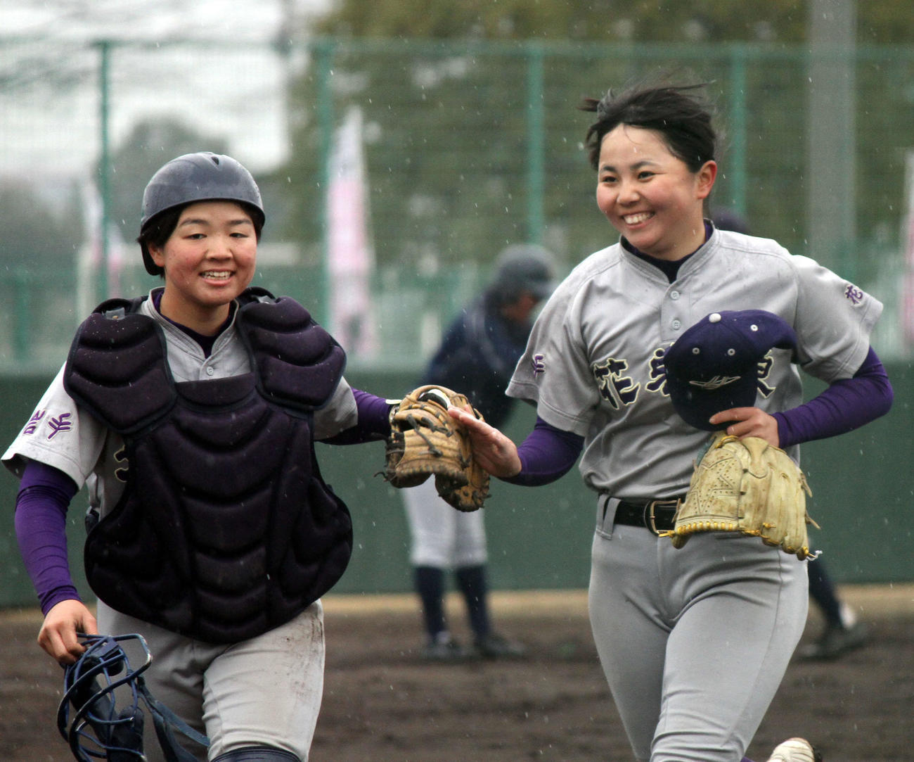 8回を無失点に抑え、笑顔でベンチに戻る千葉（右）と平尾のバッテリー