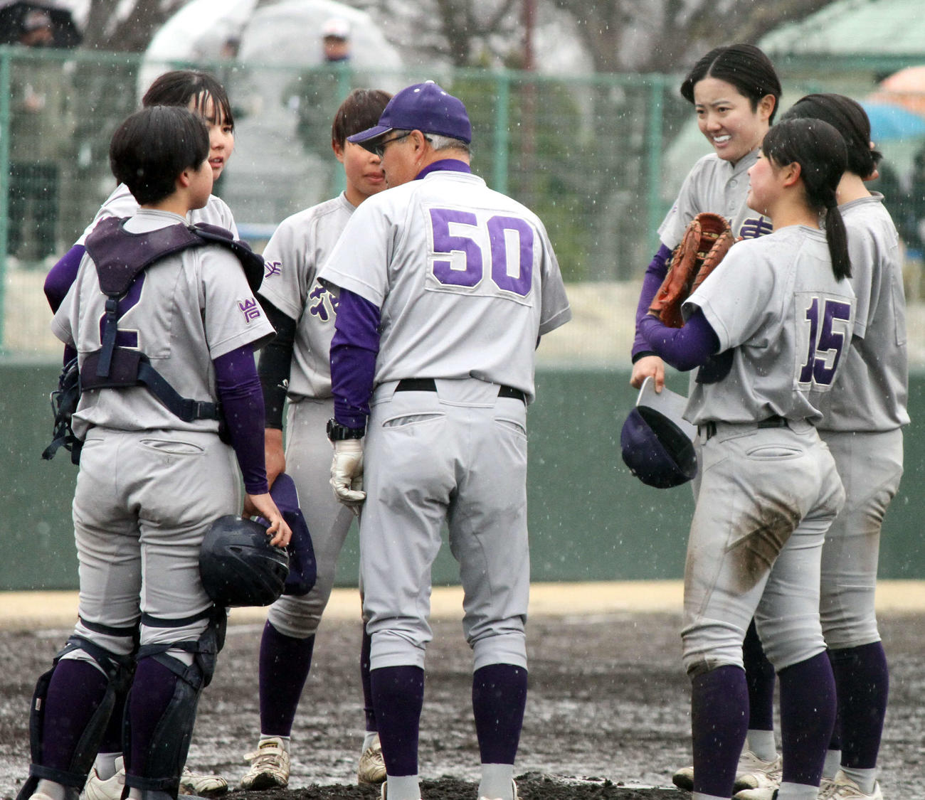 花巻東対京都外大西　延長8回の守備タイムに花巻東・沼田監督も輪に加わり、気持ちをひとつにする花巻東ナイン（撮影・木村有優）