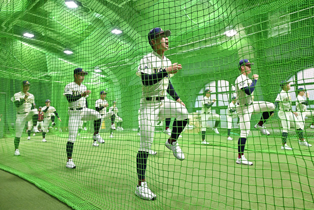 室内練習場で調整する八戸学院光星の選手たち（撮影・滝沢徹郎）