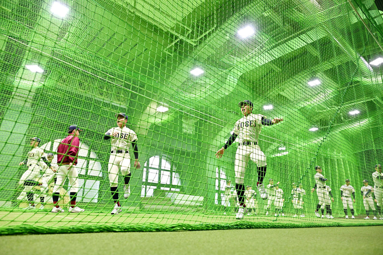 室内練習場で調整する八戸学院光星の選手たち（撮影・滝沢徹郎）