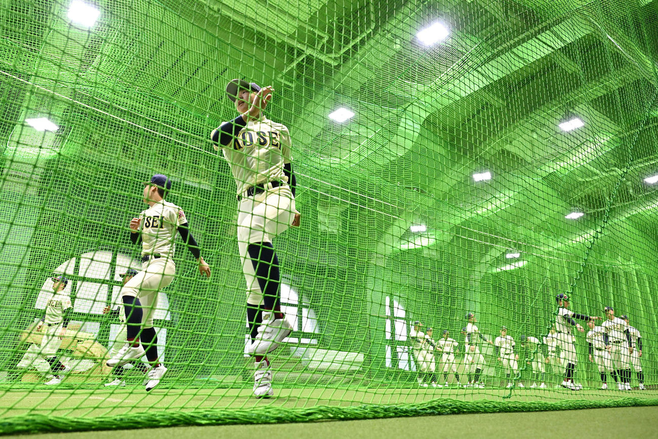 室内練習場で調整する八戸学院光星の選手たち（撮影・滝沢徹郎）