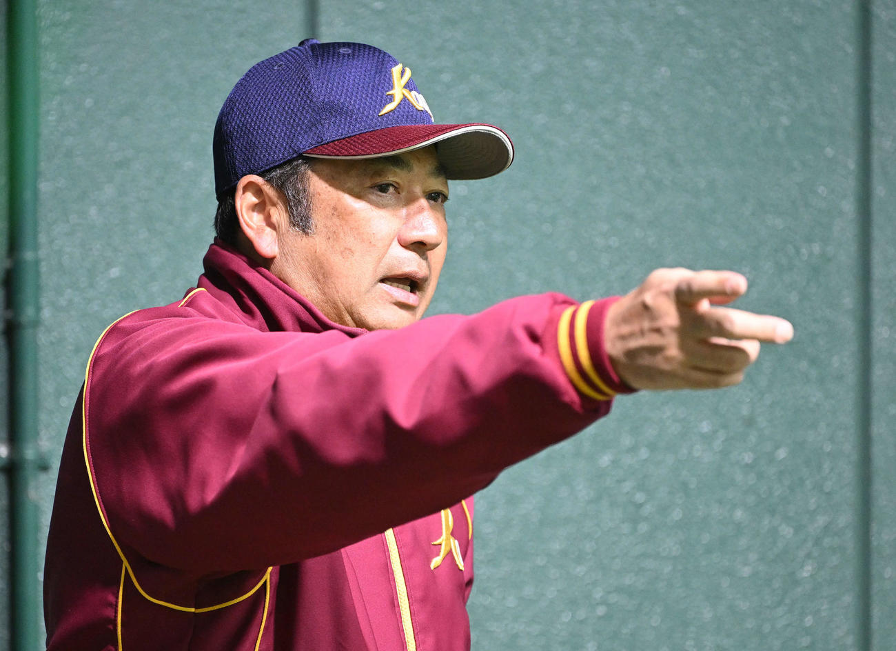 室内練習場で調整する選手に指示を出す八戸学院光星・仲井監督（撮影・滝沢徹郎）