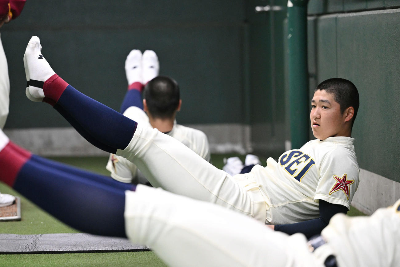 室内練習場で調整する八戸学院光星・洗平（撮影・滝沢徹郎）