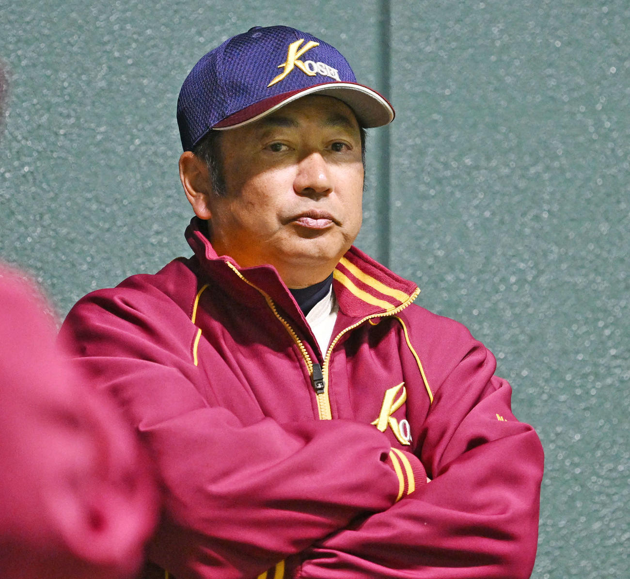 室内練習場で調整する選手を見守る八戸学院光星・仲井監督（撮影・滝沢徹郎）