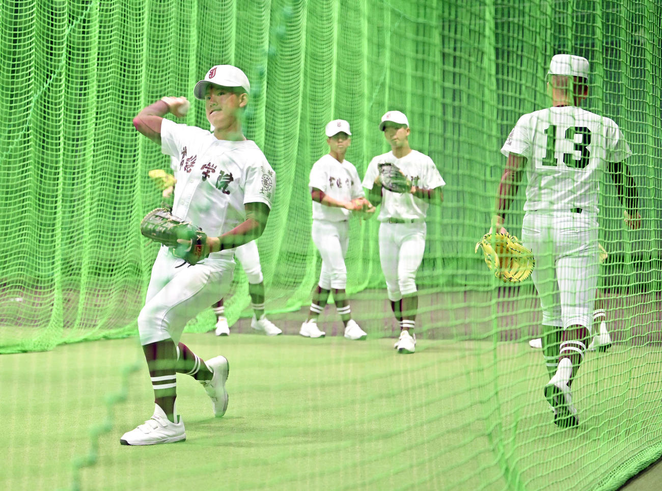 室内練習場で調整する常総学院の選手たち（撮影・滝沢徹郎）