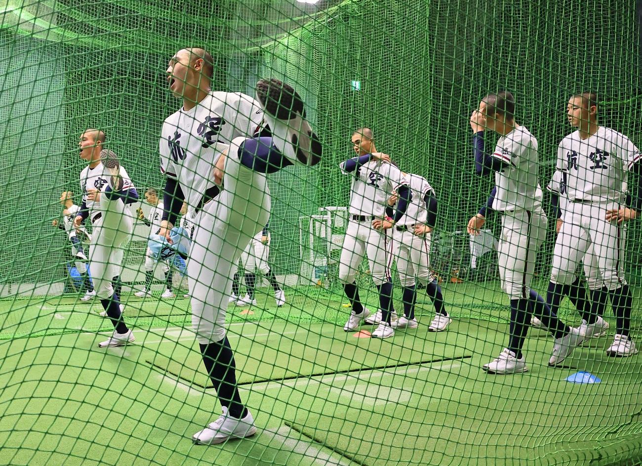 室内練習場でトレーニングをする日本航空石川ナイン（撮影・上田博志）