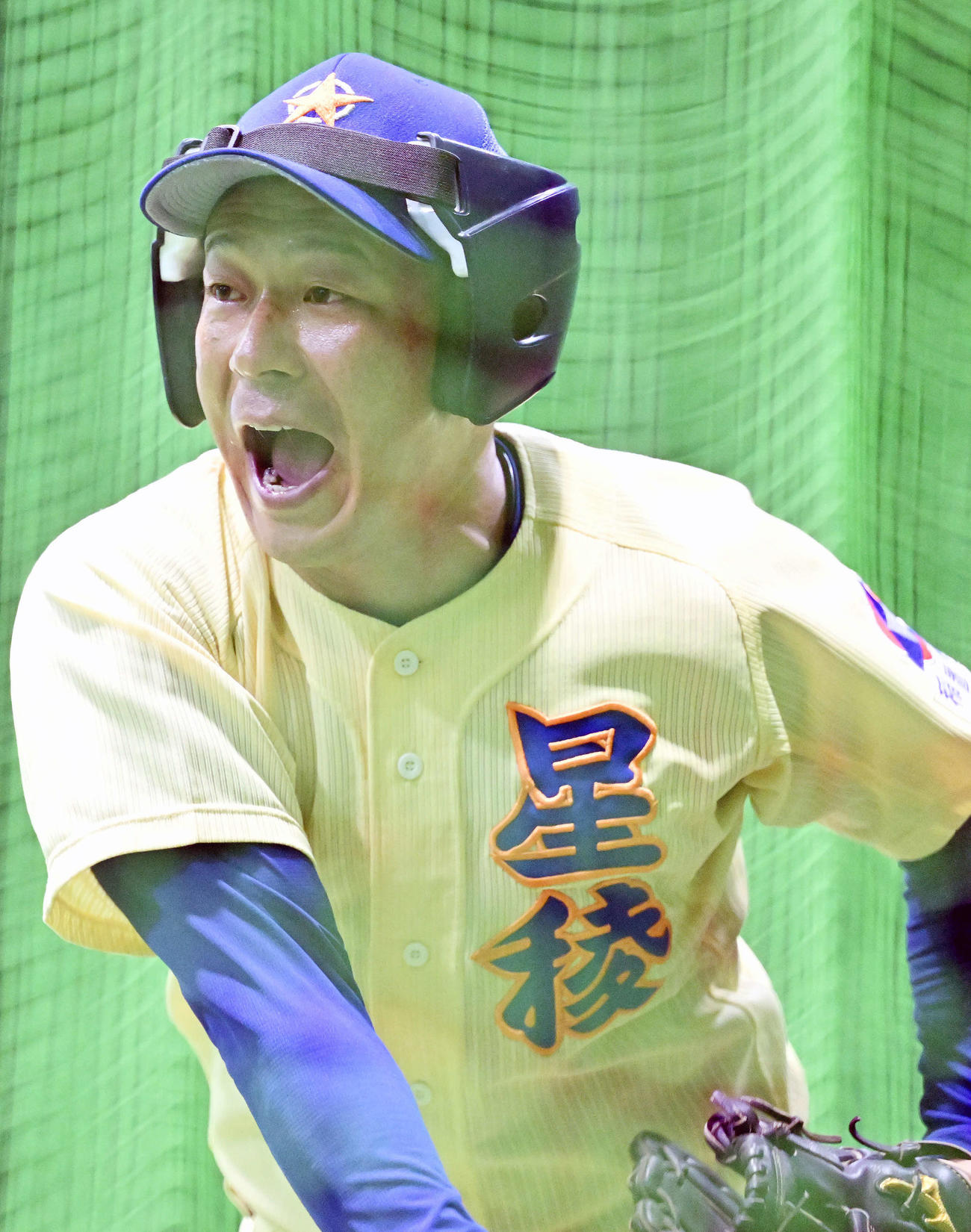 調整する選手に声を出してボールを投げ込む星稜・山下監督（撮影・滝沢徹郎）