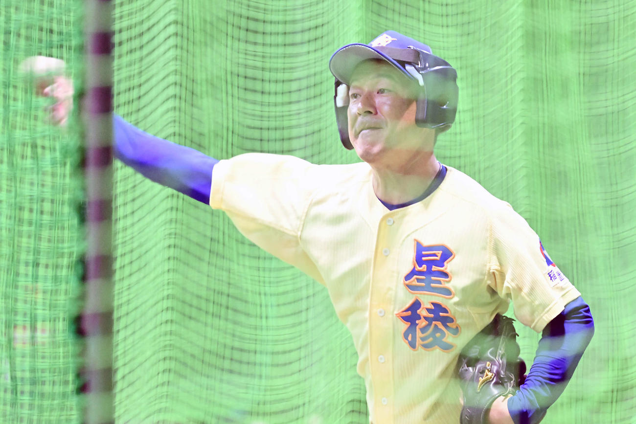 調整する選手の打撃投手を務める星稜・山下監督（撮影・滝沢徹郎）