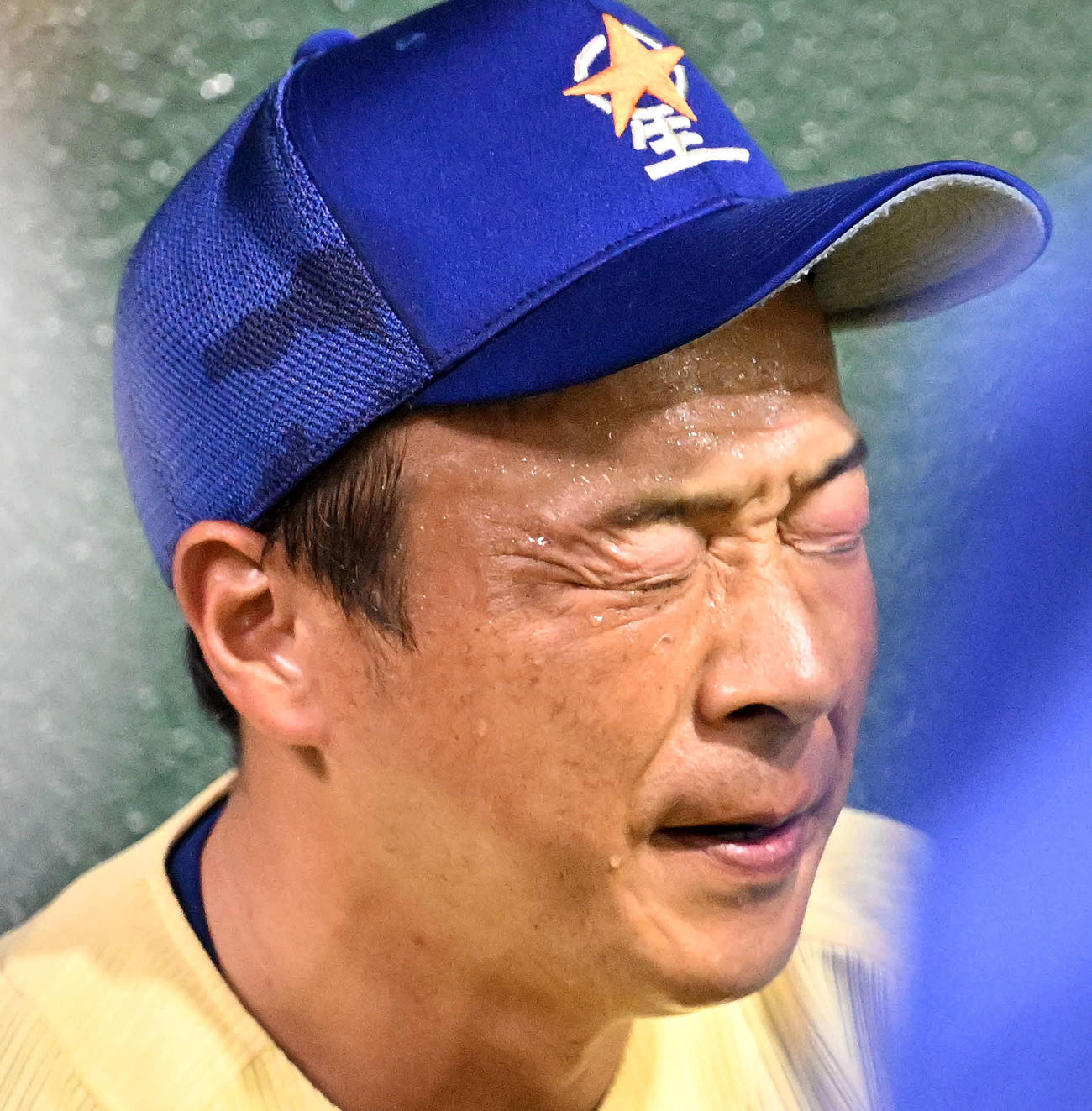 打撃投手を終えた星稜・山下監督は大粒の汗を流す（撮影・滝沢徹郎）
