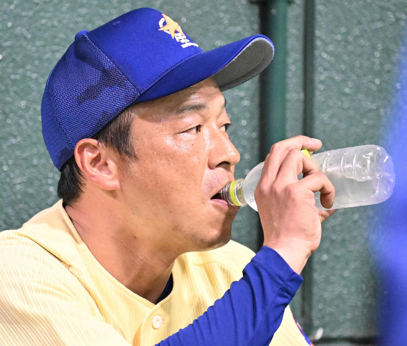 打撃投手を終えた星稜・山下監督は水分補給する（撮影・滝沢徹郎）