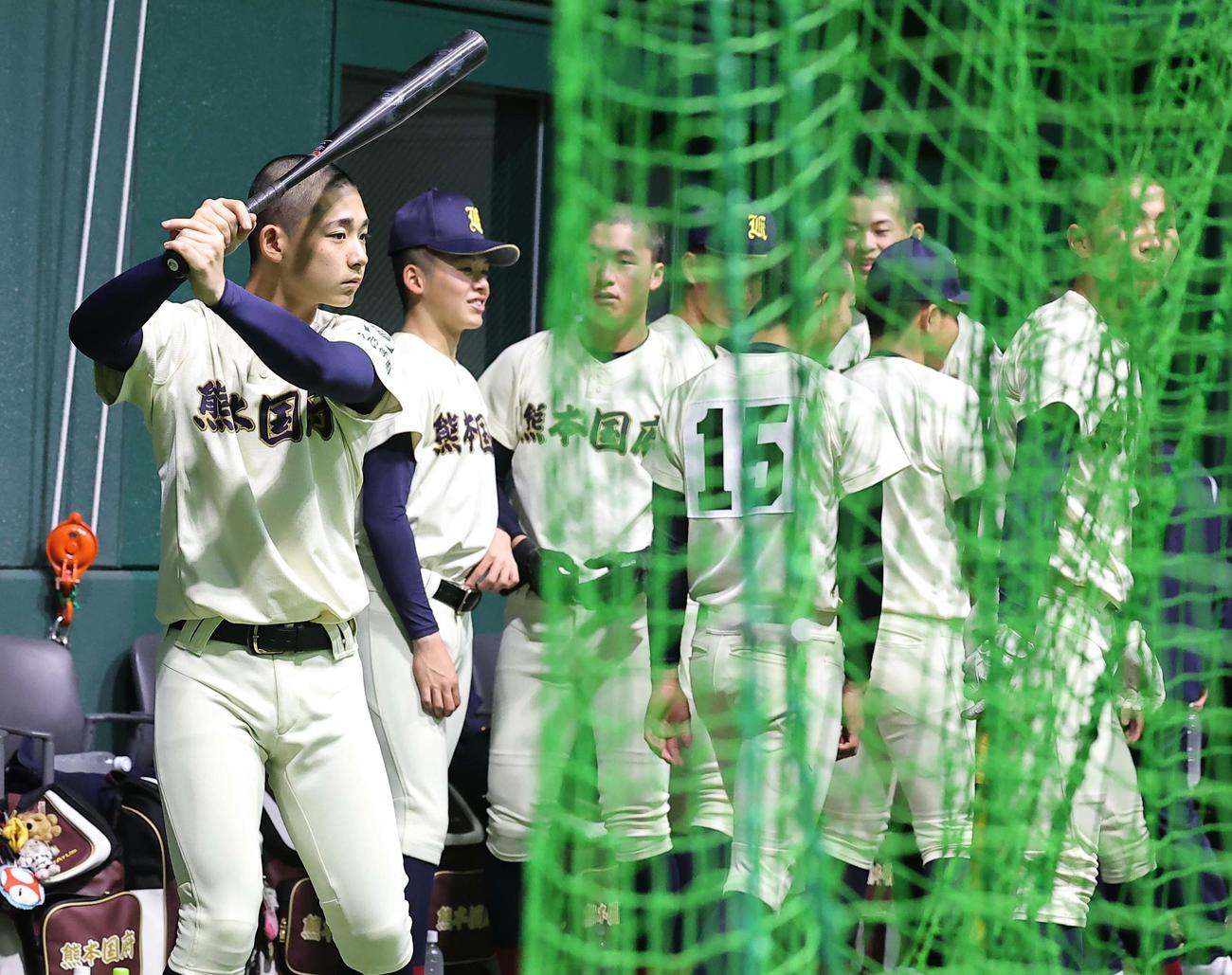 室内でバットを構える熊本国府エース坂井（撮影・上田博志）