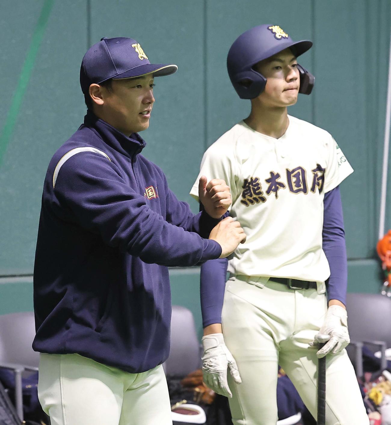 練習を見守る熊本国府・山田監督（撮影・上田博志）