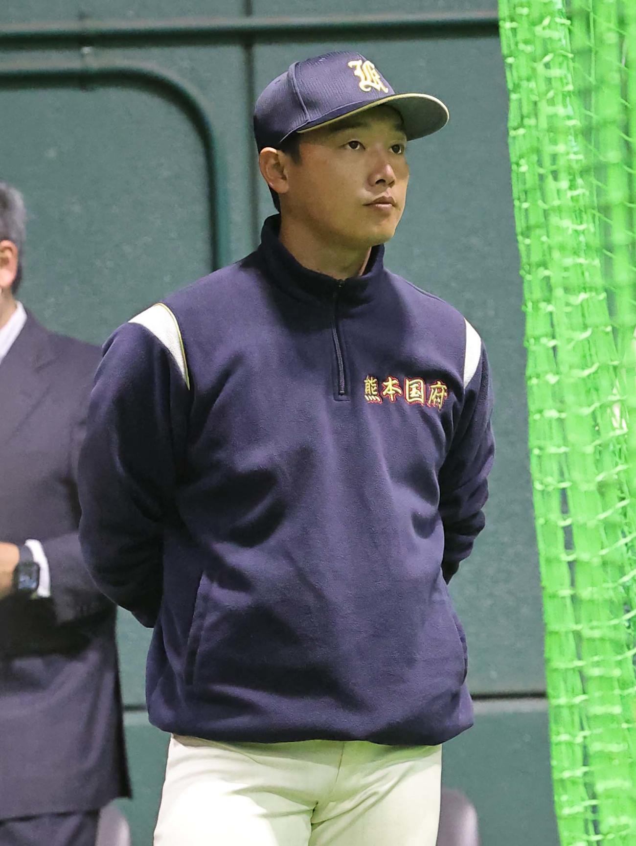 練習を見守る熊本国府・山田監督（撮影・上田博志）