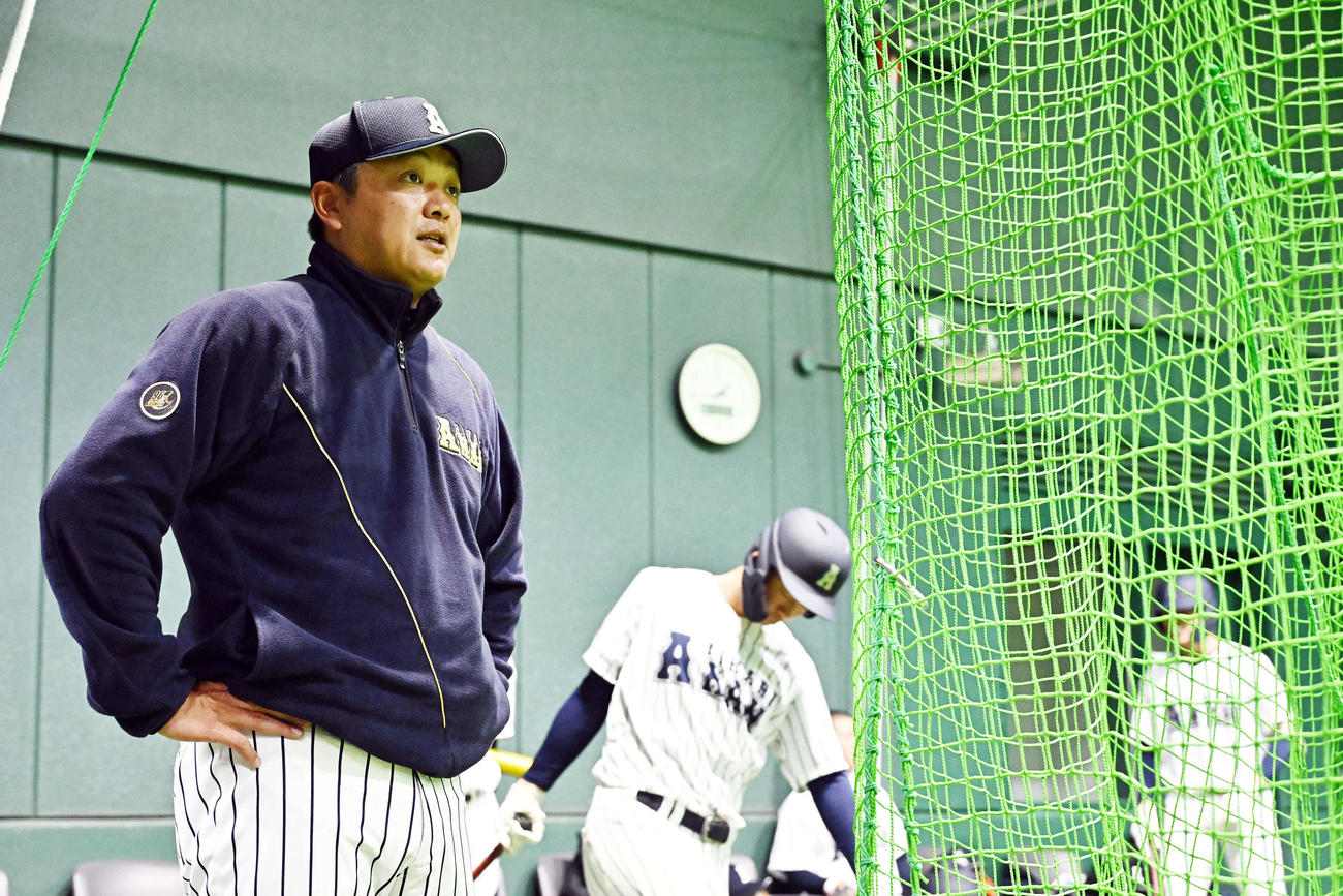 調整する選手を見守る阿南光・高橋監督（撮影・滝沢徹郎）