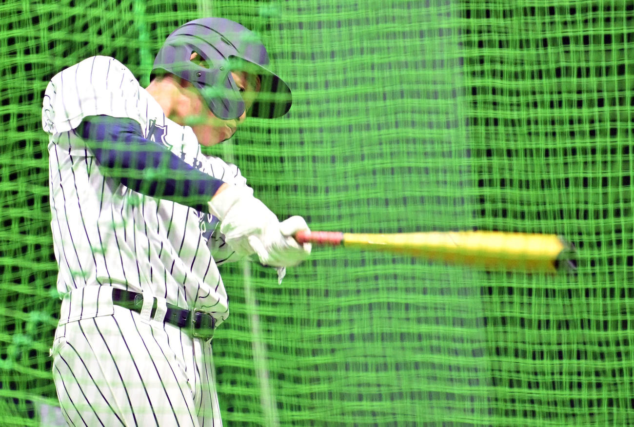 室内練習場で打撃練習する阿南光・福田（撮影・滝沢徹郎）