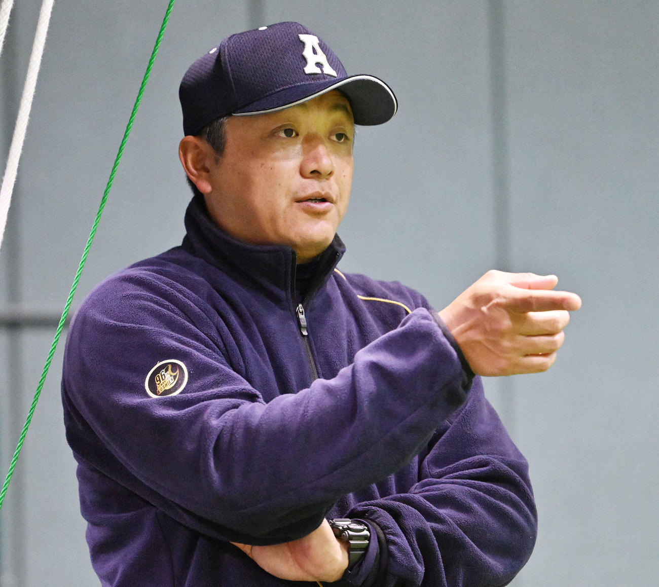調整する選手を指導する阿南光・高橋監督（撮影・滝沢徹郎）