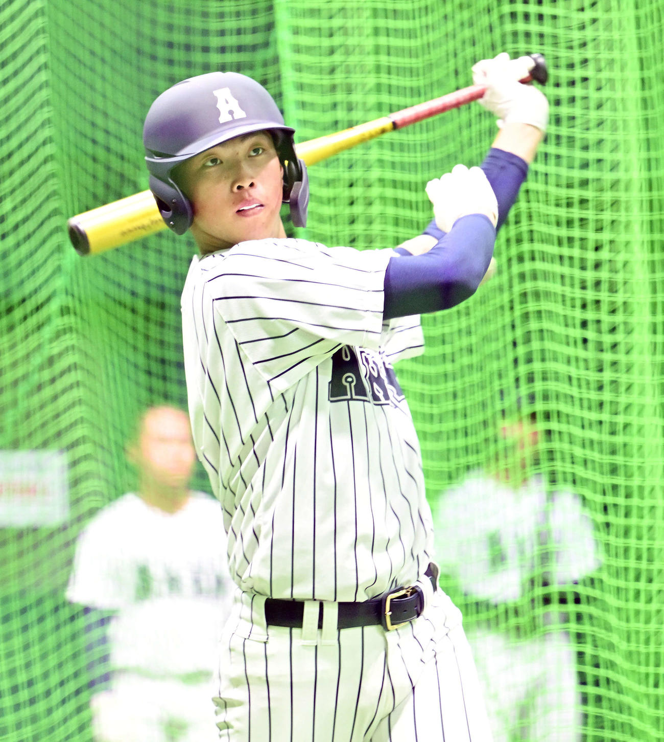 室内練習場で打撃練習する阿南光・吉岡（撮影・滝沢徹郎）
