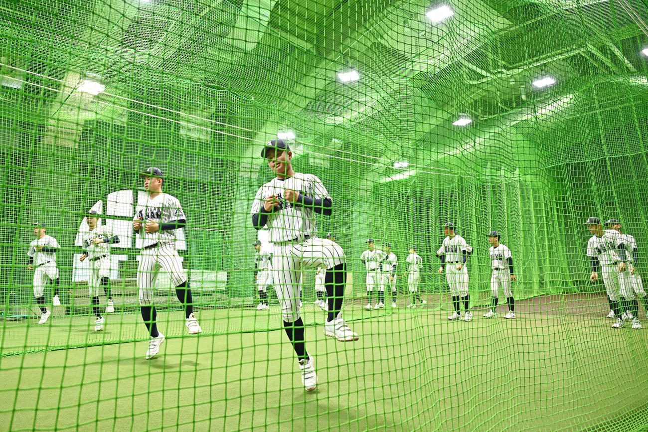 室内練習場で調整する阿南光の選手たち（撮影・滝沢徹郎）