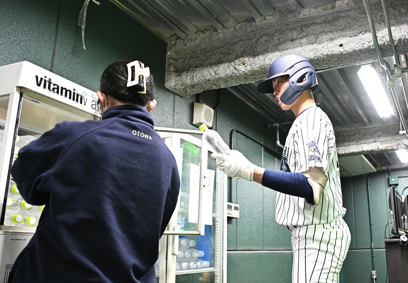 調整する阿南光・吉岡（右）は水を受け取る（撮影・滝沢徹郎）
