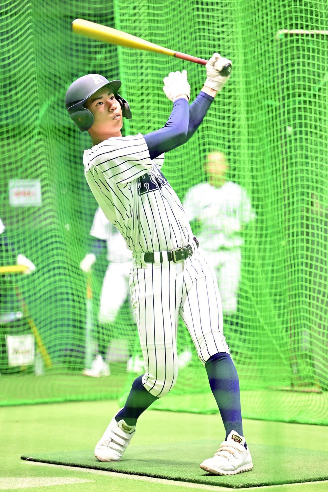 室内練習場で打撃練習する阿南光・井坂（撮影・滝沢徹郎）