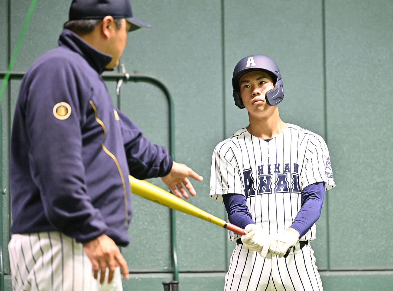 室内練習場で阿南光・井坂（後方）は高橋監督から打撃指導を受ける（撮影・滝沢徹郎）