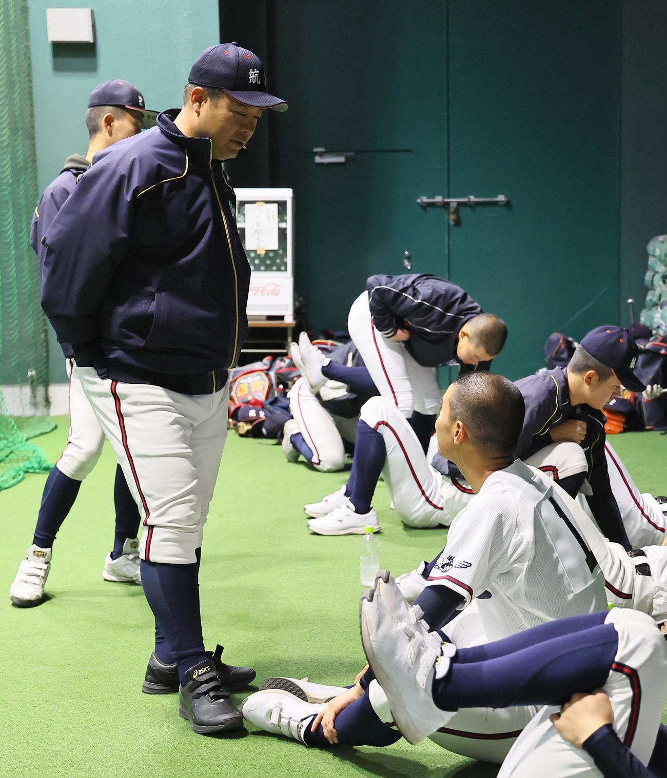 日本航空石川エース蜂谷（右）に声を掛ける中村隆監督（撮影・上田博志）