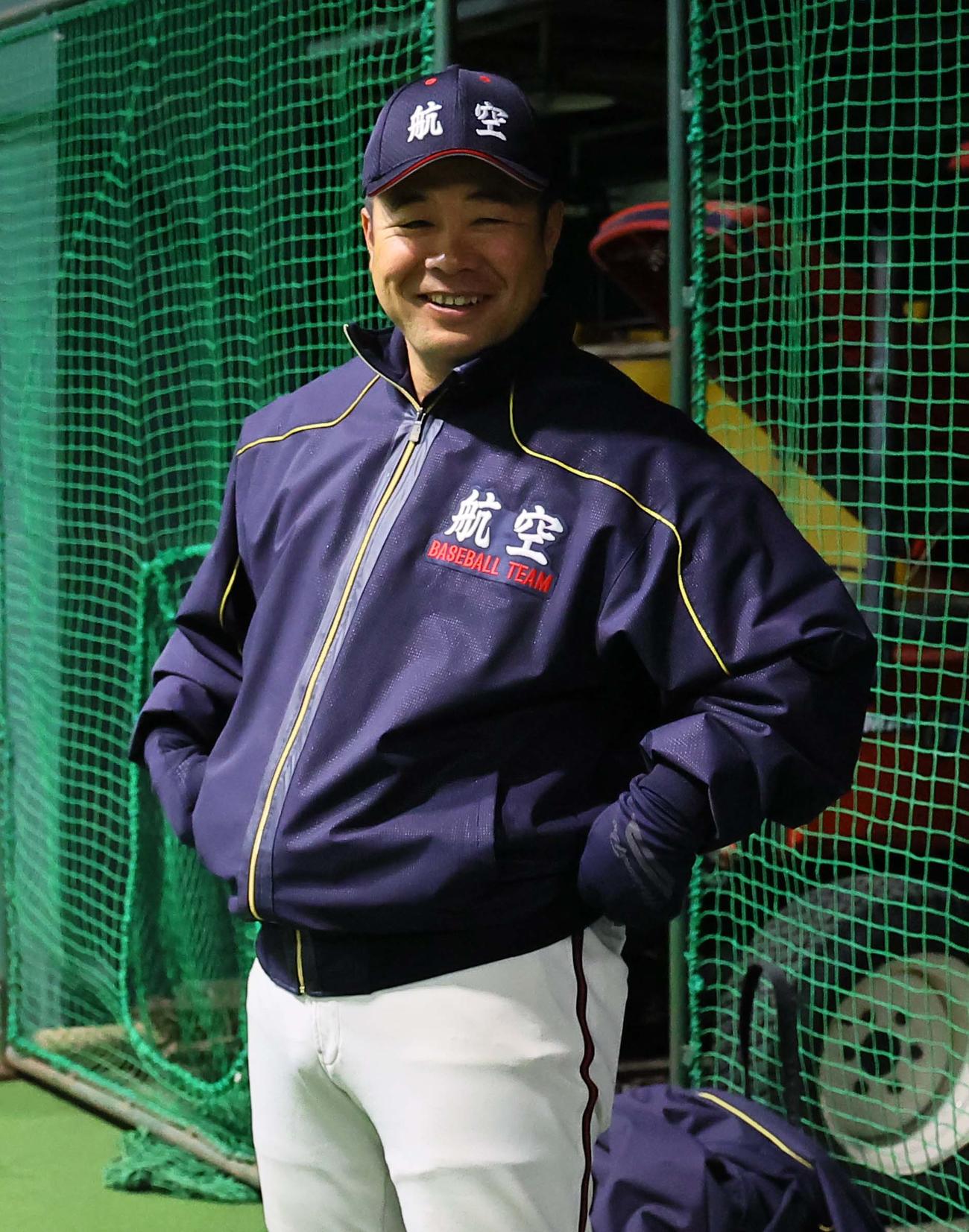 笑顔で練習を見守る日本航空石川・中村監督（撮影・上田博志）