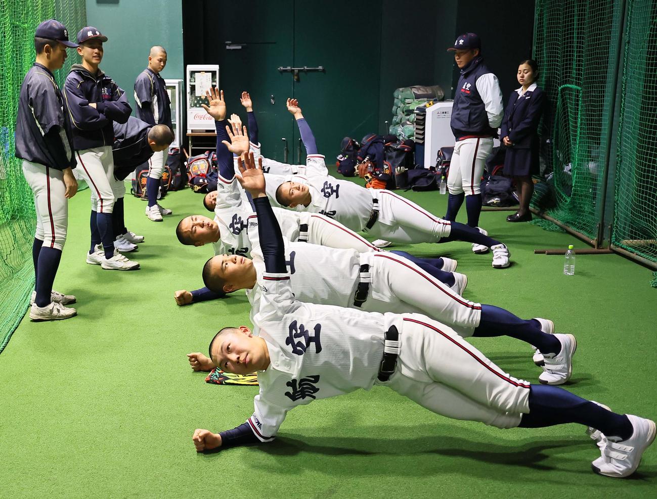室内練習場でトレーニングをする日本航空石川エース蜂谷（手前から2人目）らナイン（撮影・上田博志）