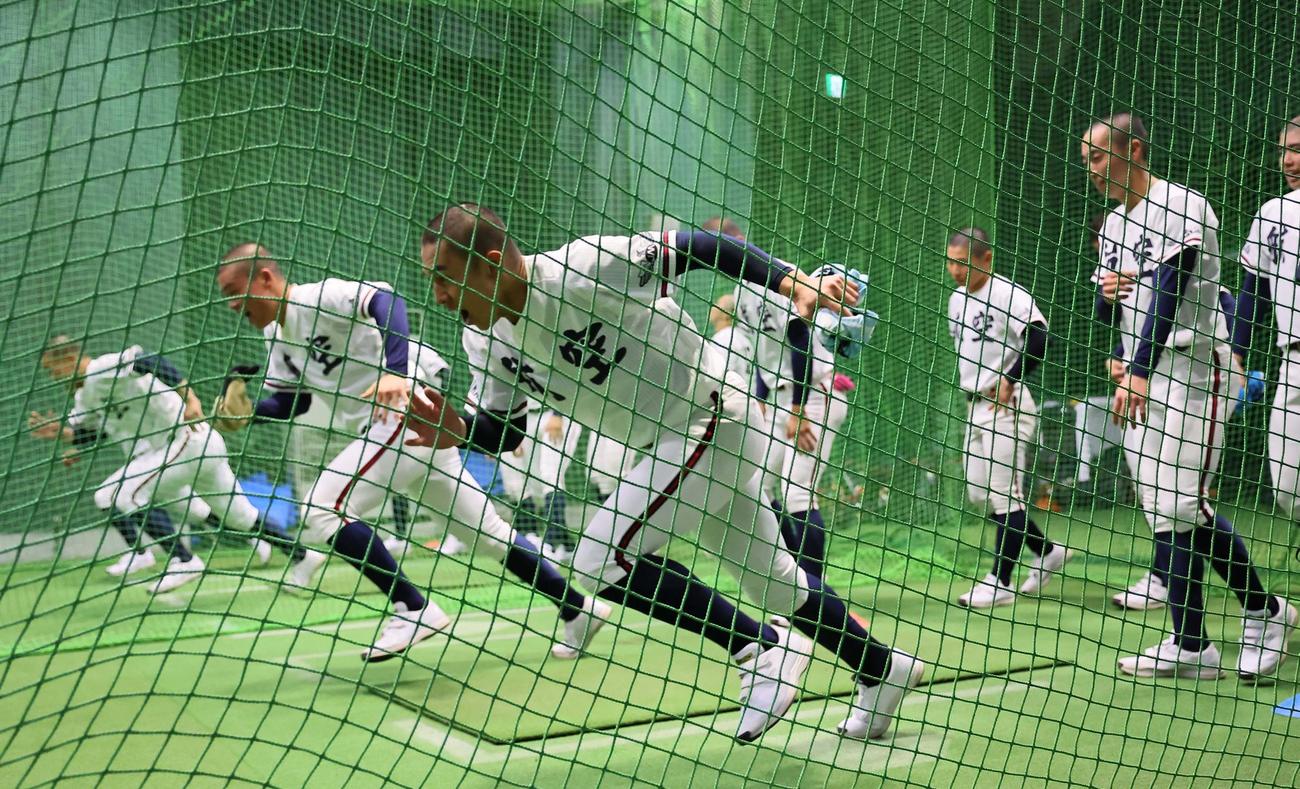 室内練習場でトレーニングをする日本航空石川ナイン（撮影・上田博志）
