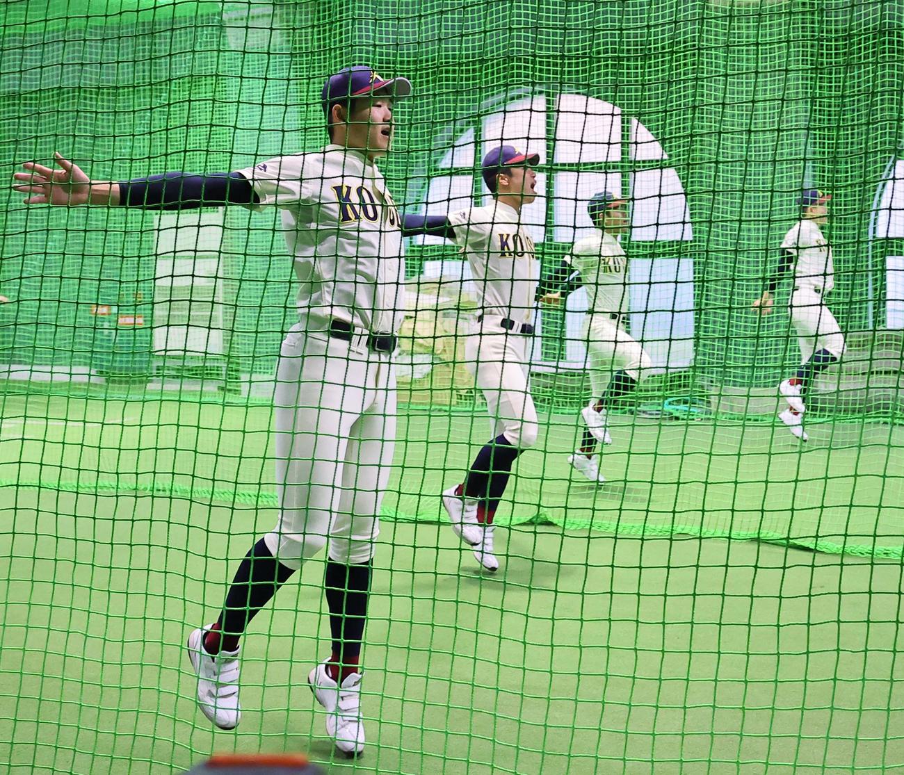 室内練習場でウオーミングアップをする八戸学院光星エース洗平（左）らナイン（撮影・上田博志）