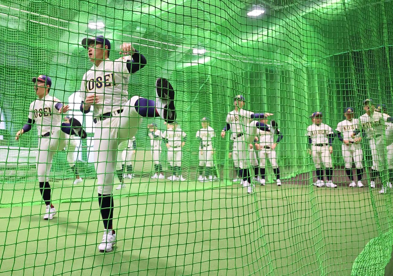 室内練習場でウオーミングアップをする洗平（左から2人目）らナイン