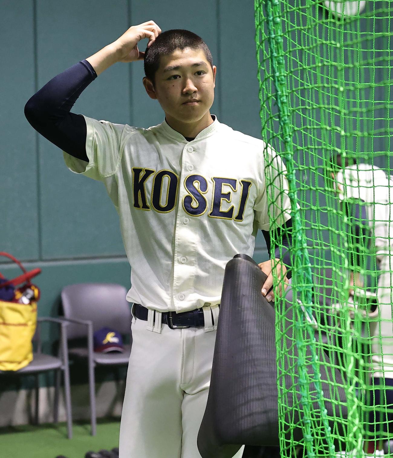 室内で練習する八戸学院光星エース洗平（撮影・上田博志）