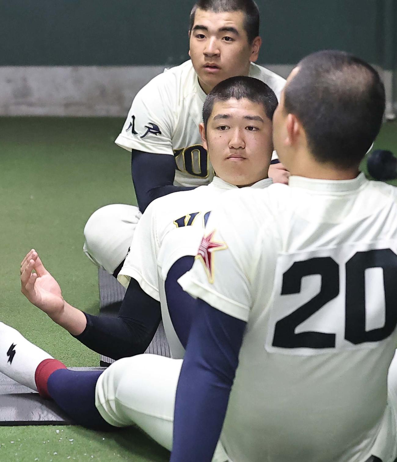 室内で体幹トレーニングをする洗平（中央）