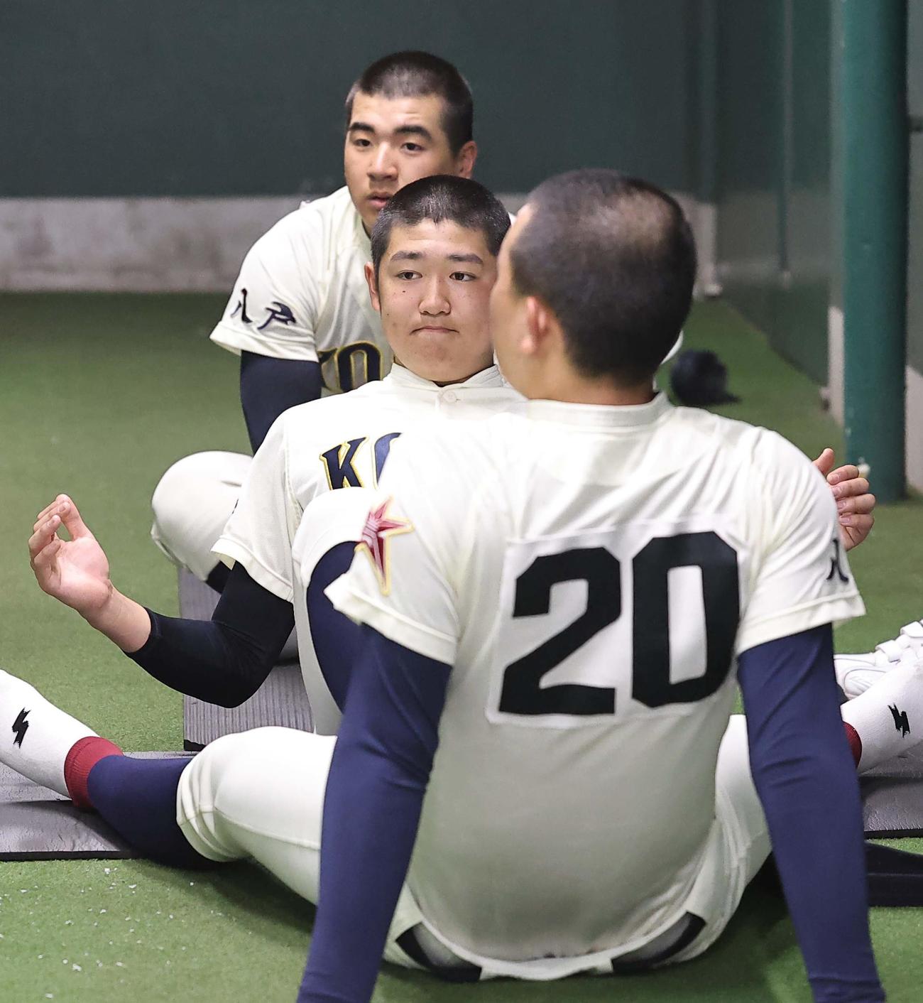 八戸学院光星エース洗平（中央）は室内でトレーニングをする（撮影・上田博志）