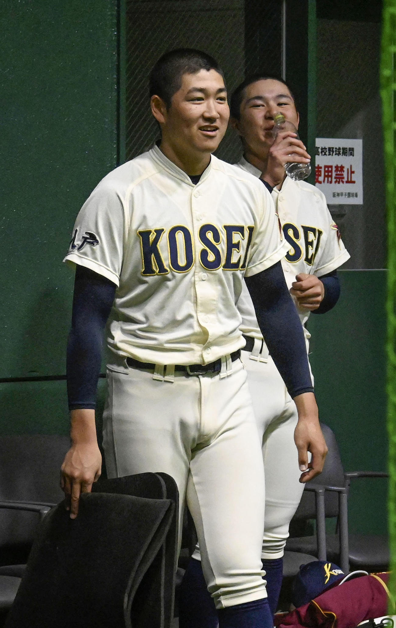 室内練習で笑顔を見せる八戸学院光星の洗平（手前）＝甲子園（共同）