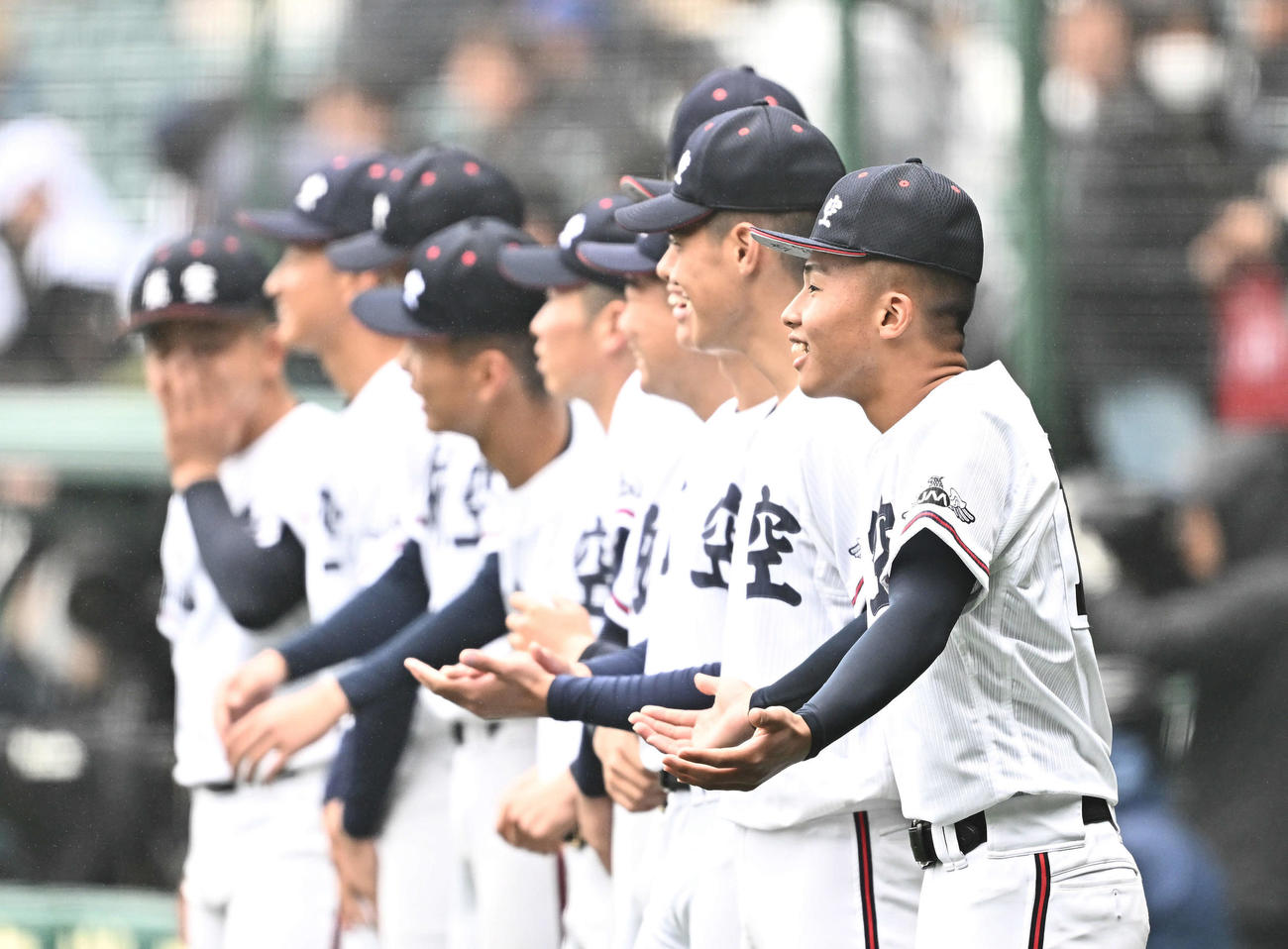 常総学院対日本航空石川　試合前にチームメートを鼓舞する日本航空石川・福森（手前）（撮影・滝沢徹郎）