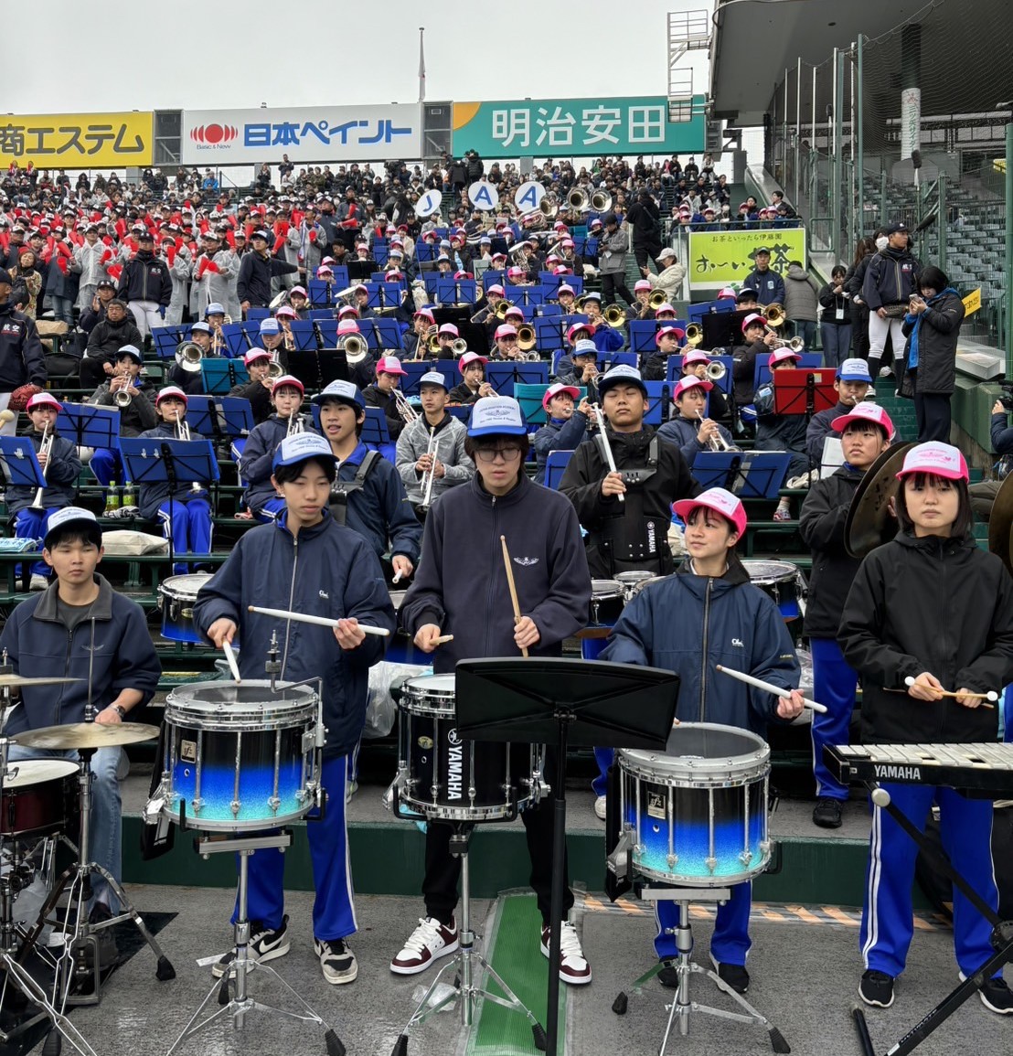 日本航空石川対常総学院　日本航空石川のアルプスで近江高校吹奏楽部が合同で演奏（撮影・林亮佑）