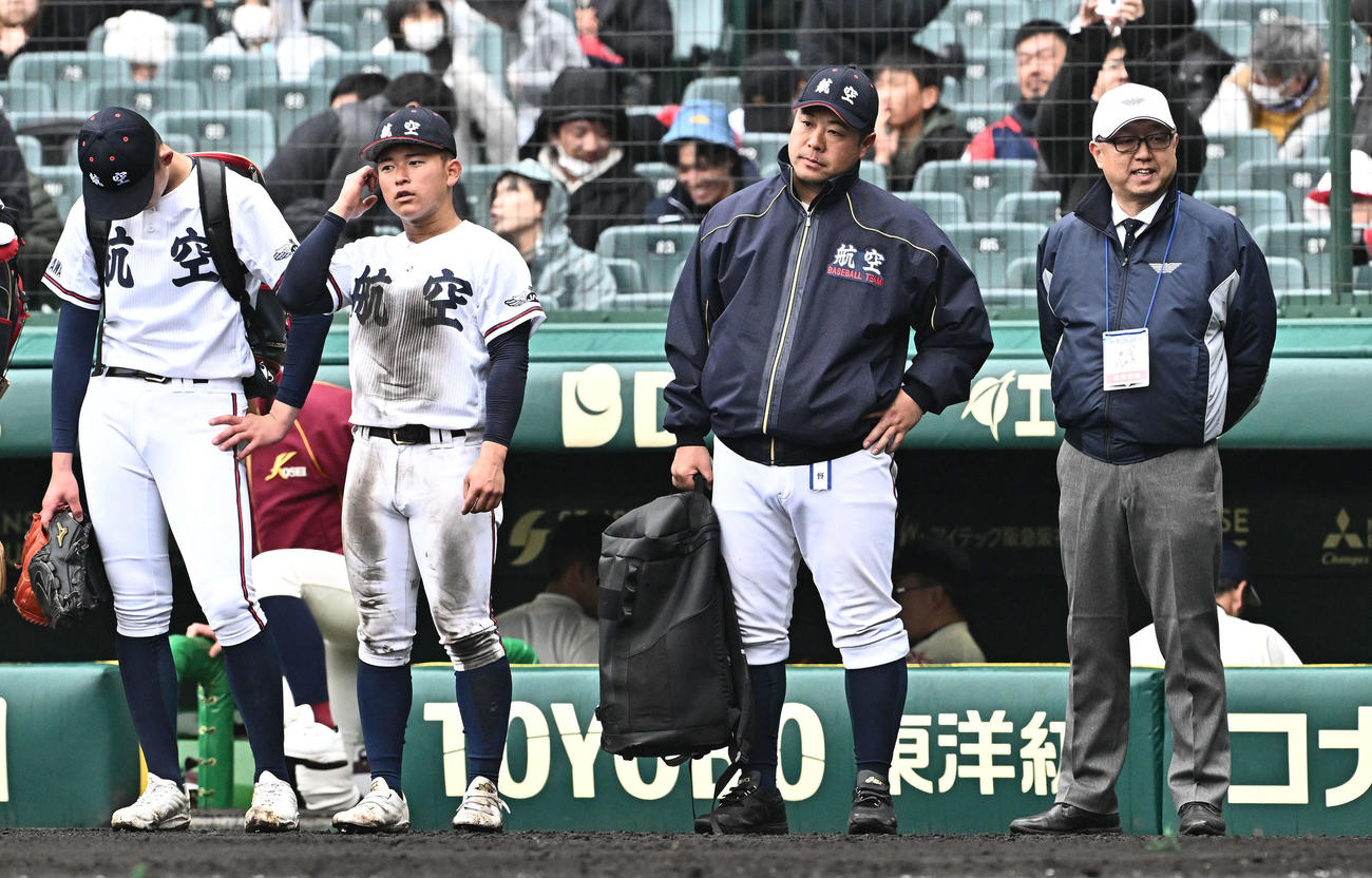 常総学院対日本航空石川　試合に敗れた日本航空石川・中村監督（左から3人目）はグラウンドを見つめる（撮影・滝沢徹郎）