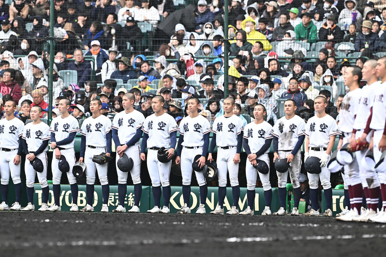 常総学院対日本航空石川　試合に敗れ悔しげな日本航空石川の選手たち（撮影・滝沢徹郎）