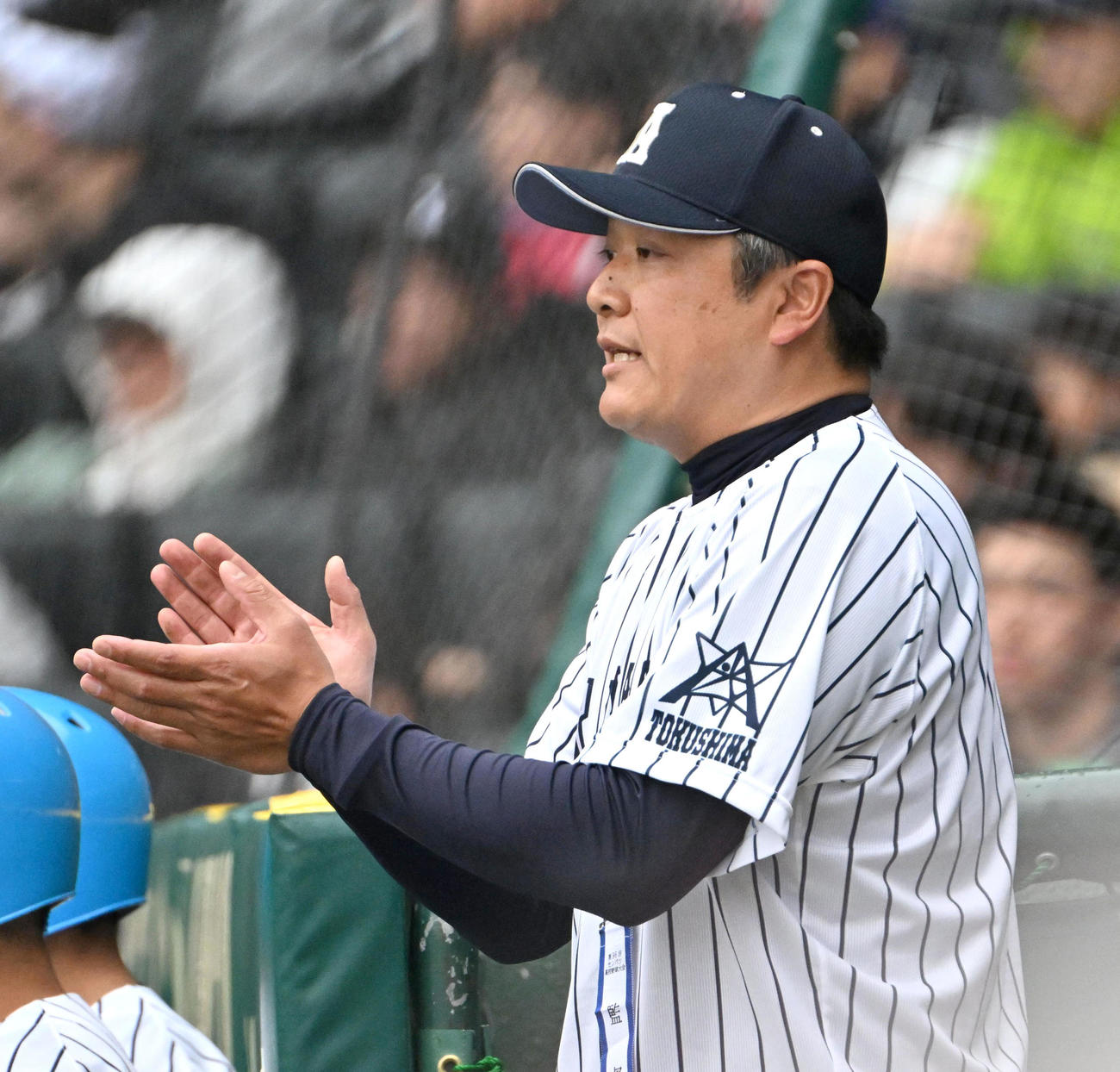 熊本国府対阿南光　選手に声をかける高橋徳監督（撮影・石井愛子）