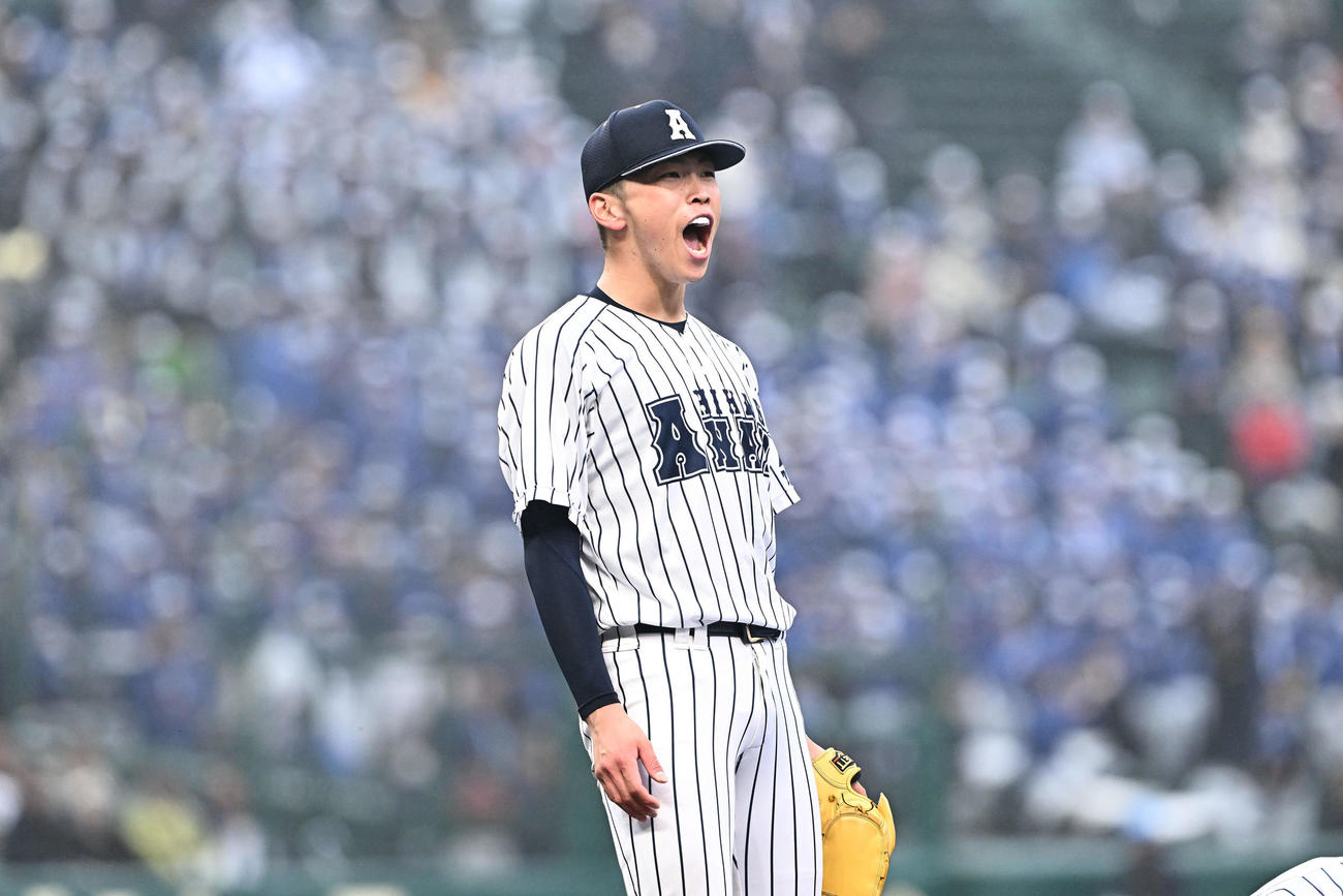 熊本国府対阿南光　9回表熊本国府2死二塁、内田海を一ゴロに仕留めさけぶ吉岡（撮影・滝沢徹郎）