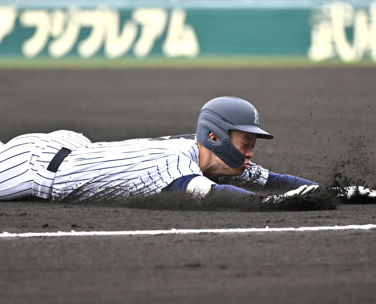 熊本国府対阿南光　1回裏阿南光1死二塁、福田修盛は先制の越え適時三塁打を放ち三塁へ進塁する（撮影・石井愛子）