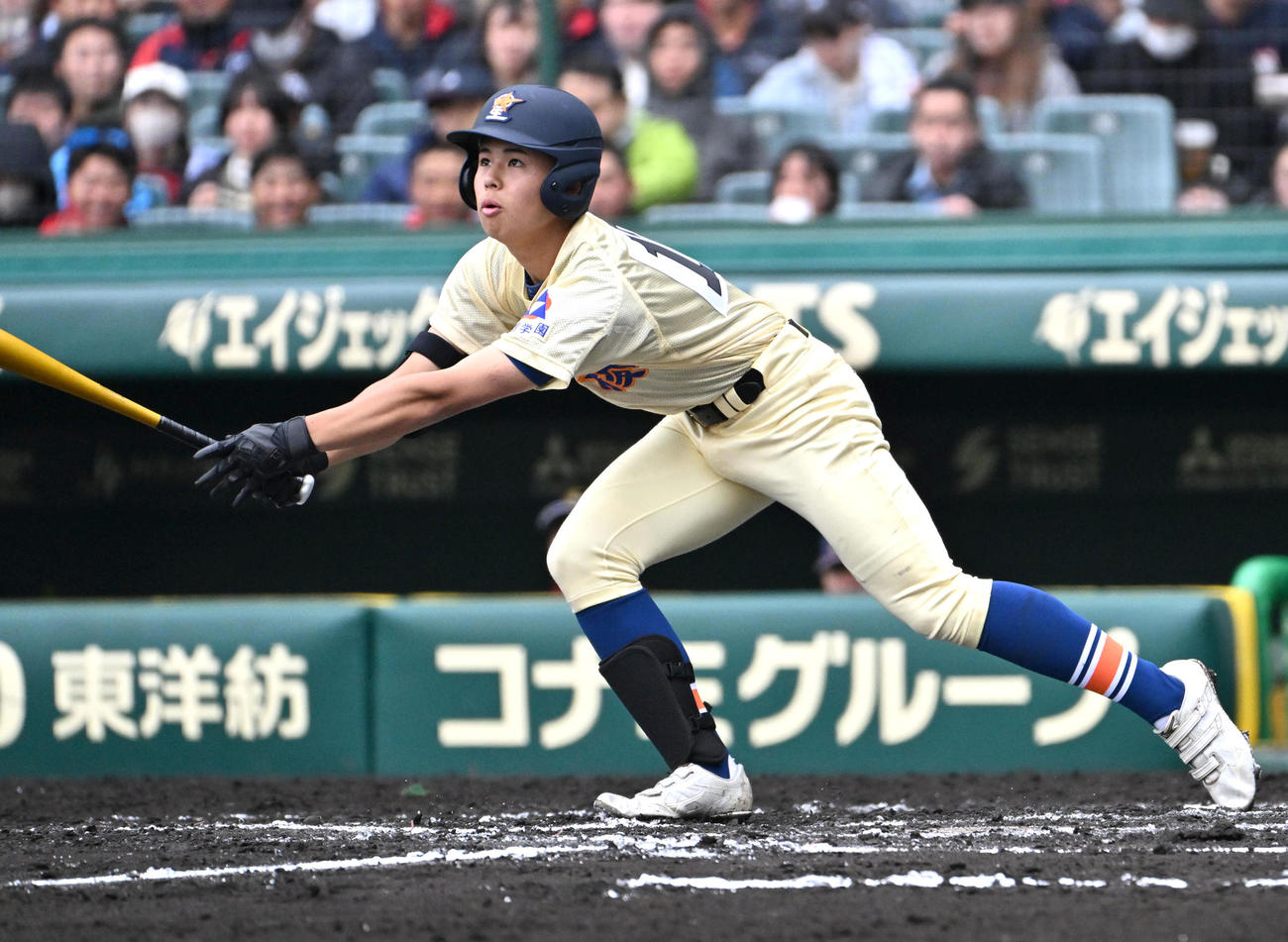 八戸学院光星対星陵　6回裏星稜2死二塁、中島幹大の適時打で生還する服部航（左）（撮影・石井愛子）