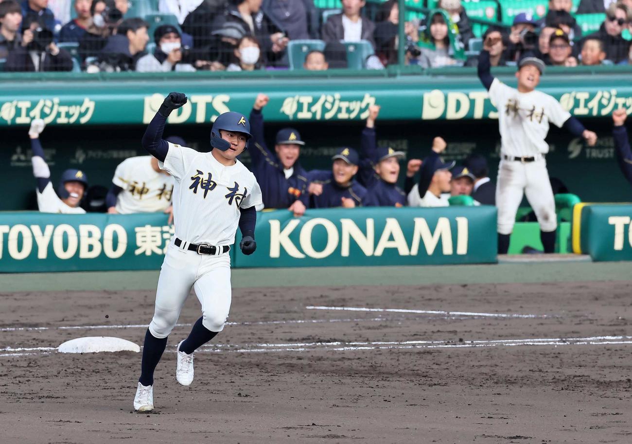 作新学院対神村学園　3回裏神村学園無死、ソロ本塁打を放った正林はダイヤモンドを回りながらガッツポーズ（2024年3月22日撮影）